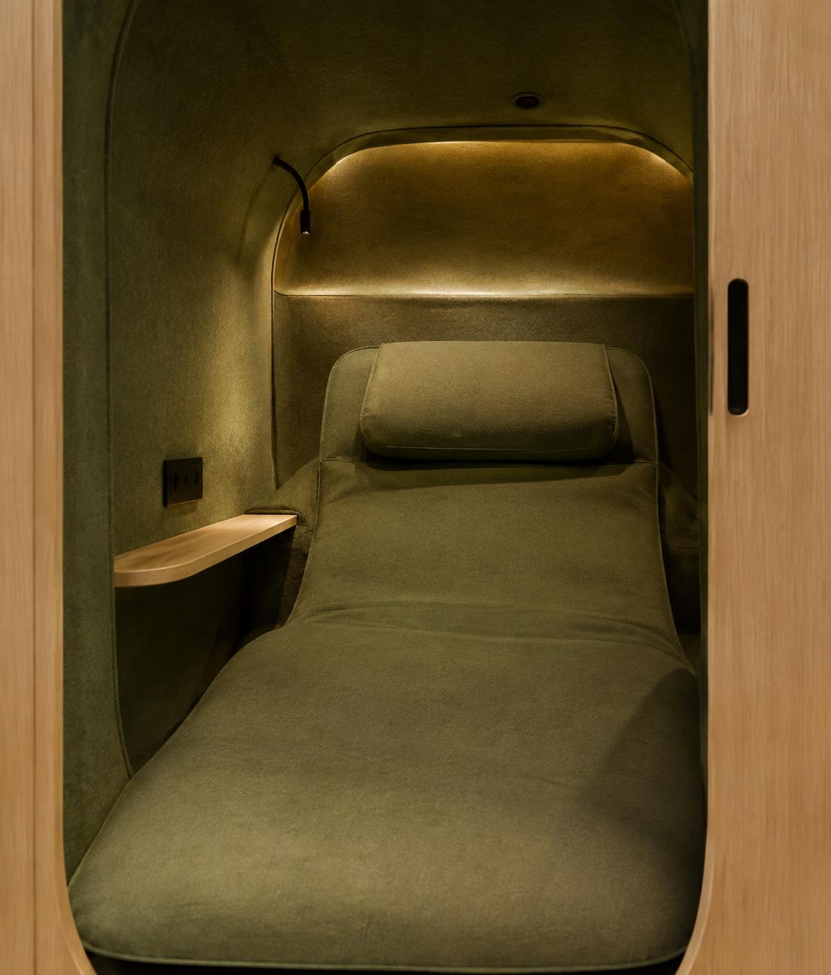 Interieur van de rustcabine met zachte verlichting